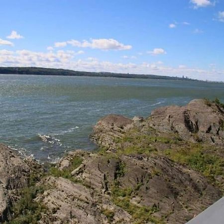 Om Chalet 2 Avec Spa Et Foyer Borde Du Fleuve St-Pierre-de-l'Île-d'Orléans Eksteriør billede