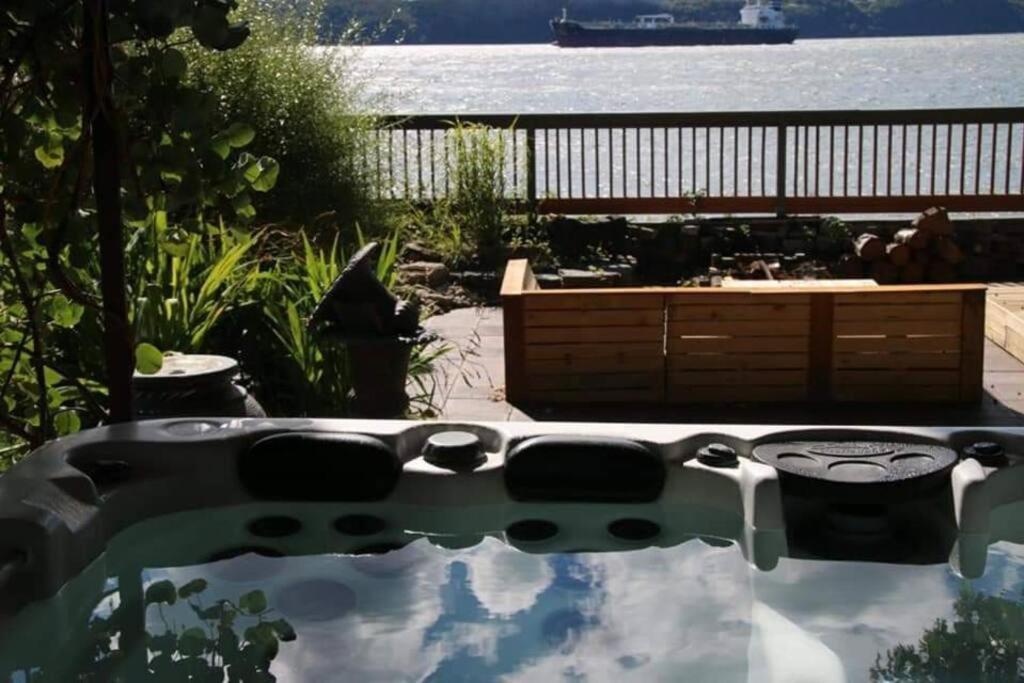 Om Chalet 2 Avec Spa Et Foyer Borde Du Fleuve St-Pierre-de-l'Île-d'Orléans Eksteriør billede