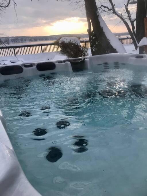 Om Chalet 2 Avec Spa Et Foyer Borde Du Fleuve St-Pierre-de-l'Île-d'Orléans Eksteriør billede