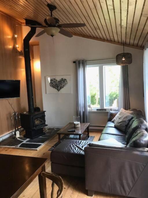 Om Chalet 2 Avec Spa Et Foyer Borde Du Fleuve St-Pierre-de-l'Île-d'Orléans Eksteriør billede